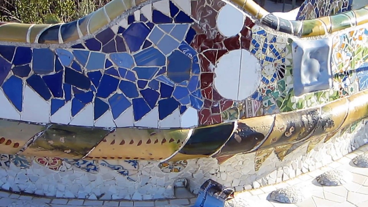 SUR LE BANC ONDULE AU PARK GÜELL DE BARCELONE LE 27 MARS 2015