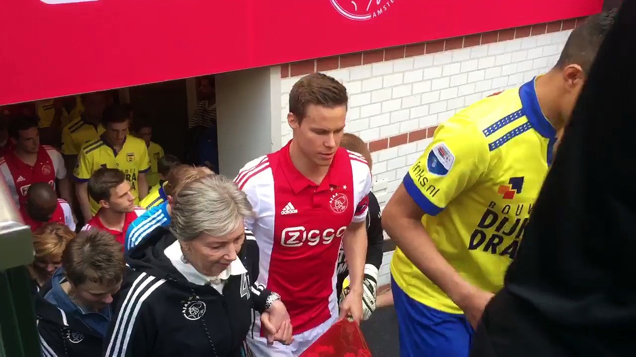 Les joueurs de l'Ajax entrent avec leurs mères