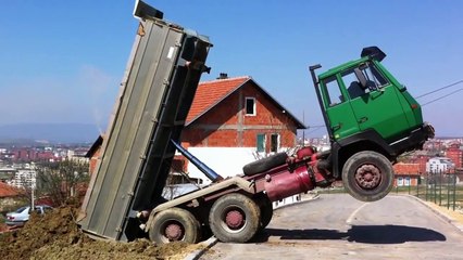 Lastwagen beim abladen steckt fest / funny