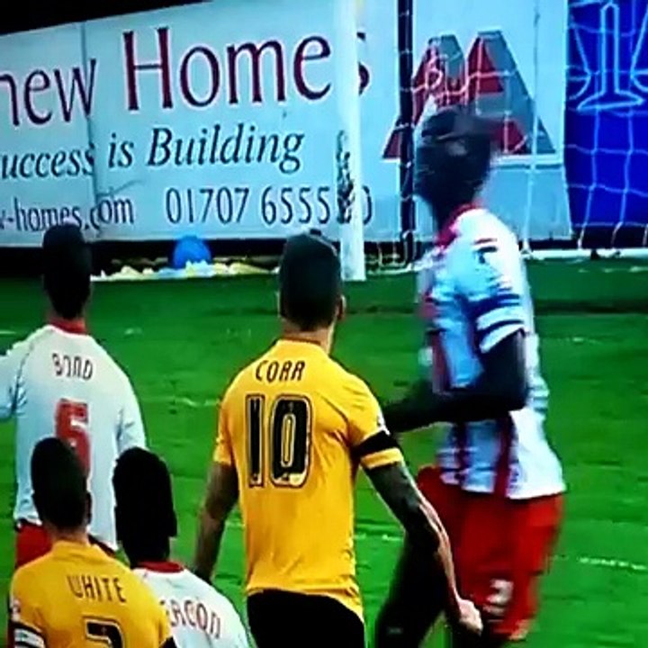 Le terrible choc tête contre tête entre Bira Dembele et Michael Timlin