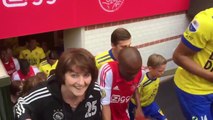 Les footballeurs de l’Ajax entrent sur le terrain avec leurs mamans pour la fête des mères