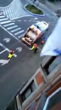 En Belgique, deux femmes jettent leurs ordures par la fenêtre