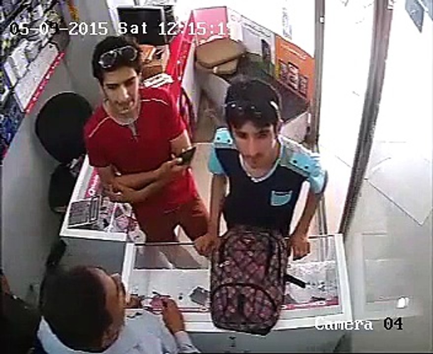 CCTV Two boys looted mobile phone shop in broad daylight on gun point