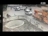 Chinese motorcyclist crashes into three vehicles, drives into hole
