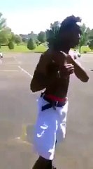 Il cherche la bagarre et se fait défoncer