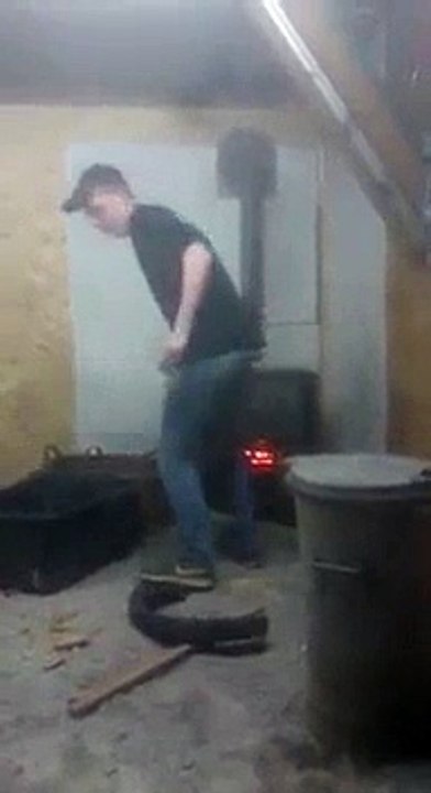 Idée stupide du jour : Il jette un aérosol dans un poêle à bois