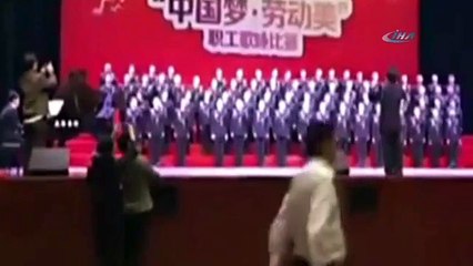 80 kişinin üzerinde olduğu sahne böyle çöktü