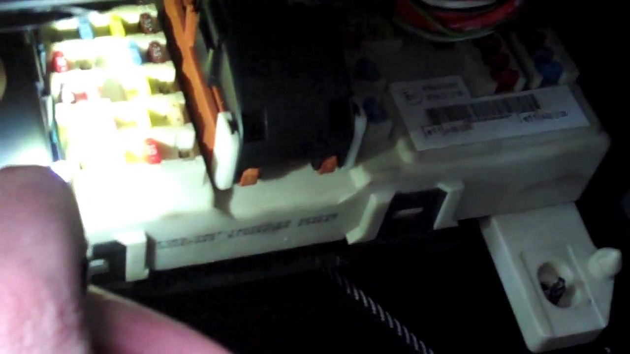 2008 Ford Focus fuse box Fix (cigar lighter/ auxillary fuse )