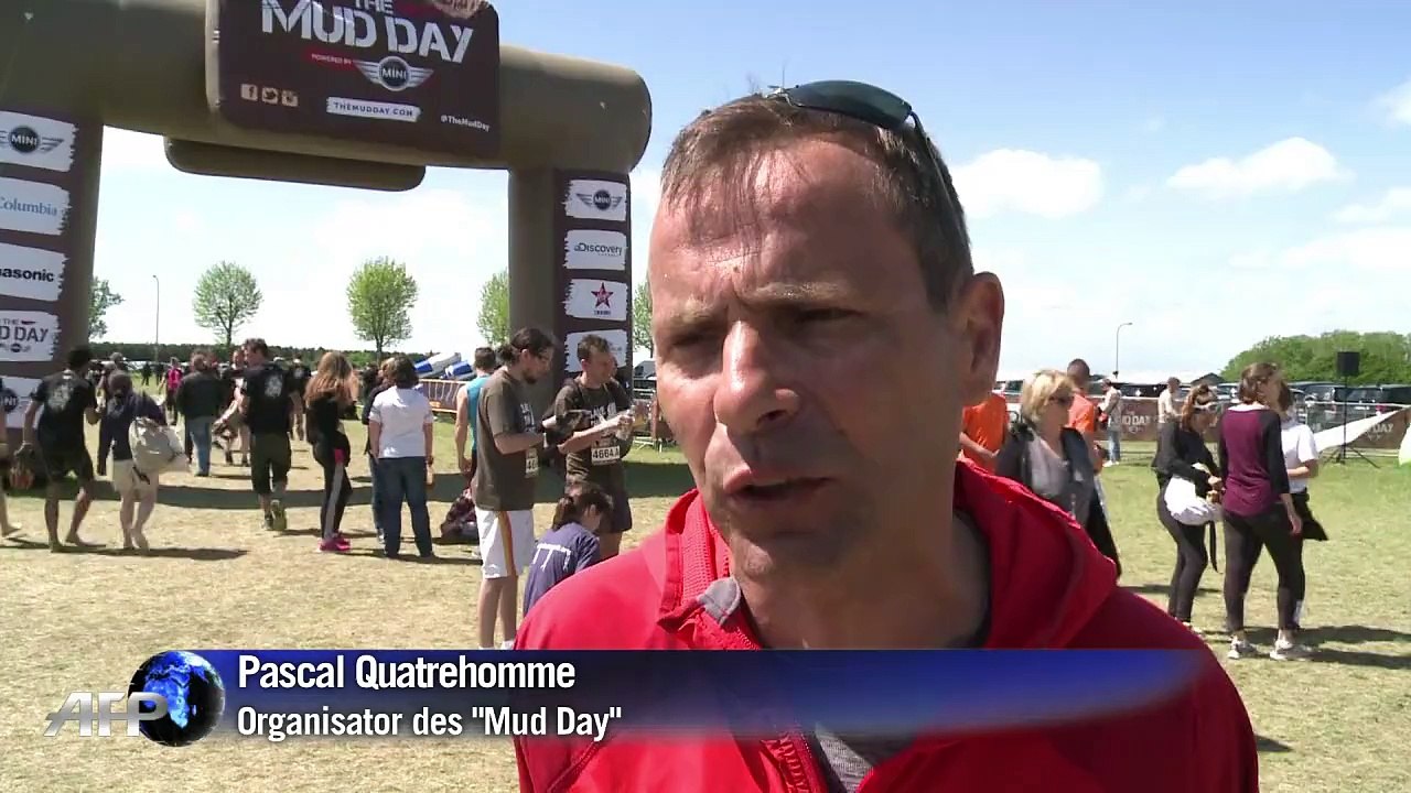 Das matscht so schön: Tausende bei Schlamm-Rennen nahe Paris