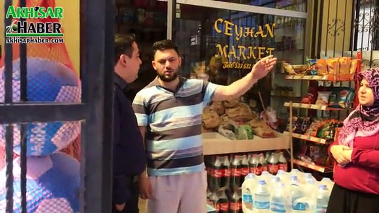 Akhisar Merkez Atatürk Mahallesi Gölet Çevresindeki Halk Tozdan Şikayetçi Olunca yolu Kapattı