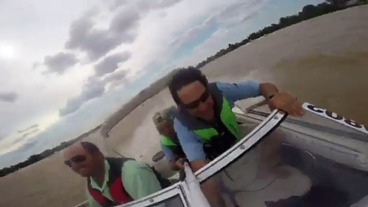 Un avion manque de s'écraser sur un bateau !