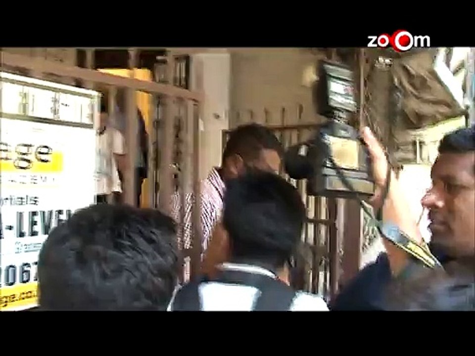Varun Dhawan, Aditya Roy Kapur and other bollywood actors meet Salman Khan