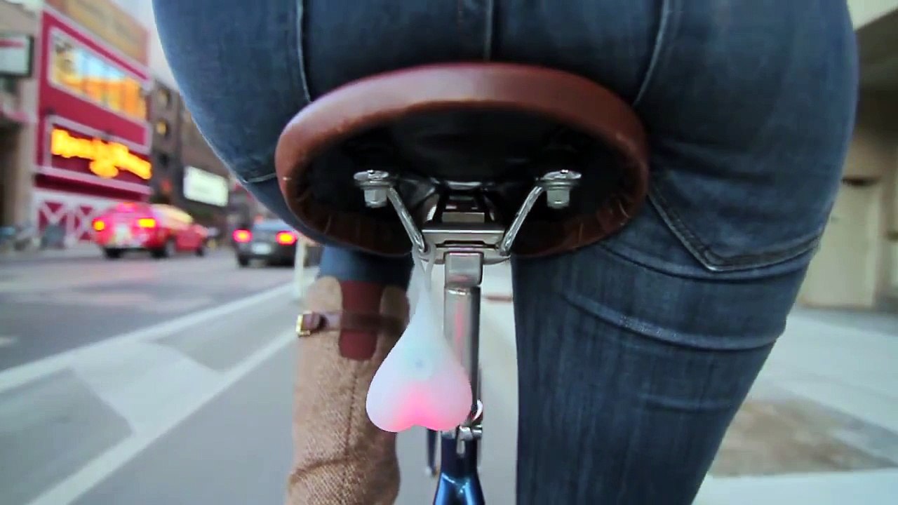 Bike Balls, la lumière pour vélo qui a des ... couilles