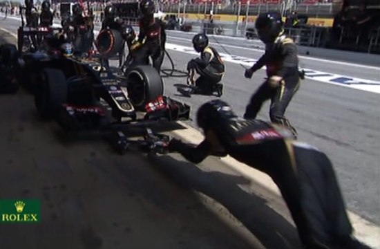 F1 Espagne : Grosjean renverse un technicien - ZAPPING AUTO DU 11/05/2015