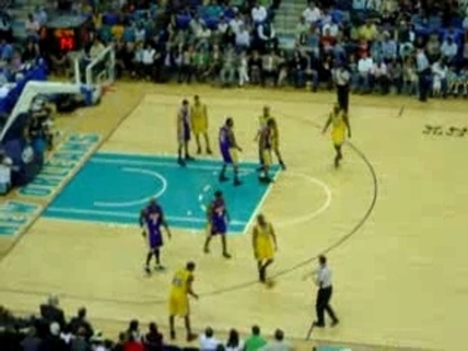 Los Angeles Lakers @ Hornets, historic record