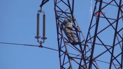 Tabeleya Tırmanan Adam Bu Sefer de Yüksek Gerilim Hattı Direğine Çıktı