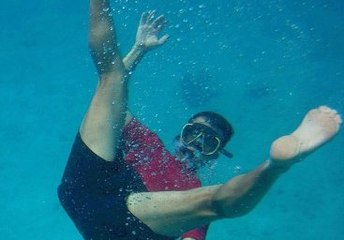 Karısına Poz Verirken Köpekbalığı Kaptı