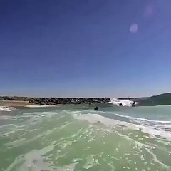 Énorme chute d'un Surfeur pris au piège par une grosse vague