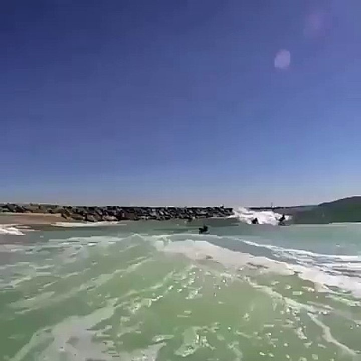 Énorme chute d'un Surfeur pris au piège par une grosse vague