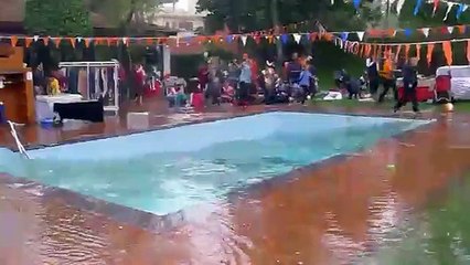 Népal: une piscine durant le tremblement de terre