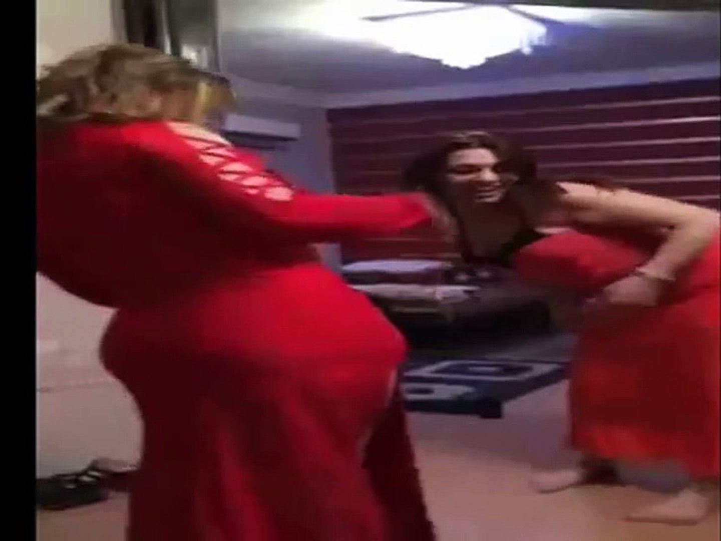 رقص بنات مغربي دقنى معلاية اجمل رقص بنات مغربيات خاص كيك - Vidéo Dailymotion