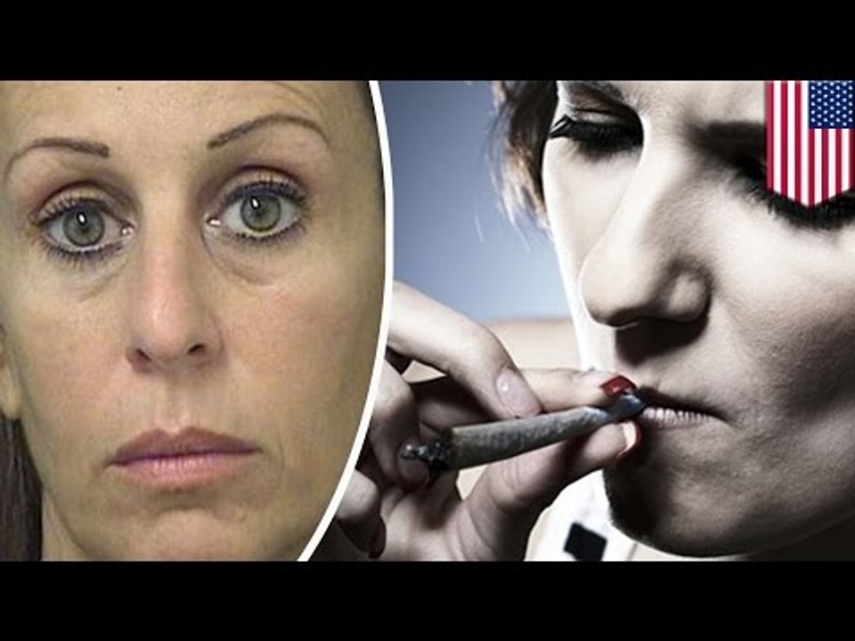 Directora de escuela secundaria sorprendida semidesnuda y fumando marihuana con estudiante