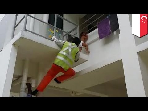Pequeña niña se salva milagrosamente al quedar colgando de las barandas en su casa de Singapur