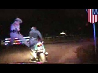 Agente de policía en Texas usa patada tipo karate para derribar a sospechoso de su motocicleta