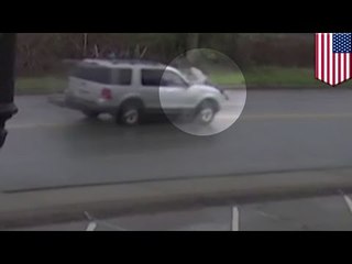 Pelea por una mujer termina con un hombre siendo arrollado y aferrándose al capo de una camioneta