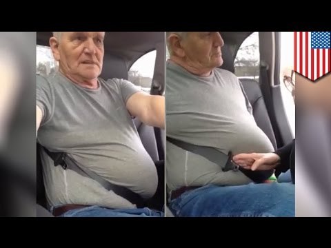 Cinturón de seguridad atrapa a gordo abuelito dándole a su familia aun mas razones para reír