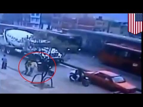 Hombre muere arrollado al intentar ingresar sin pagar a estación de transporte publico en Colombia