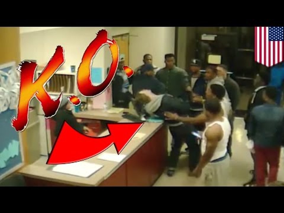 Video muestra a estudiante universitario golpear por la espalda a jugador de futbol americano