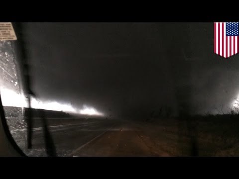 Hombre en Illinois graba un tornado que pasa a solo metros de su auto