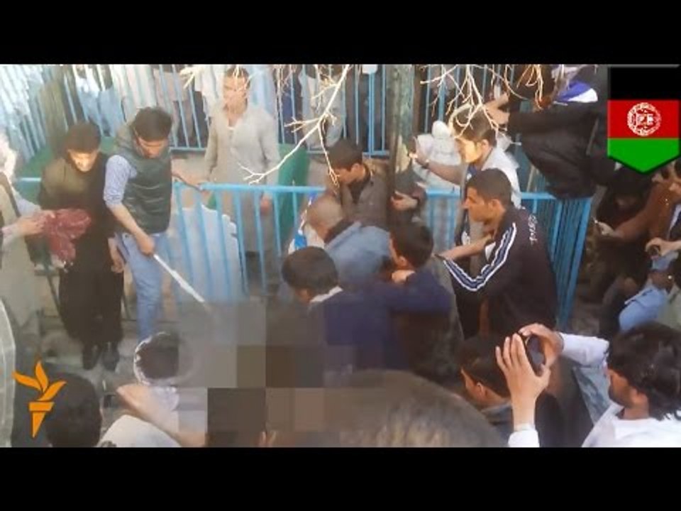 Multitud golpea hasta matar a mujer afgana por quemar el Corán, queman su cuerpo y lo lanzan al rio