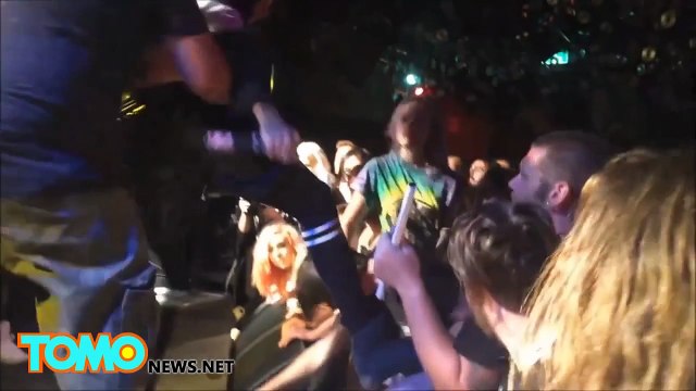 فرقة الميتال روك كريس فرونزاك تقوم بضرب أحد المعجبين الخطأ