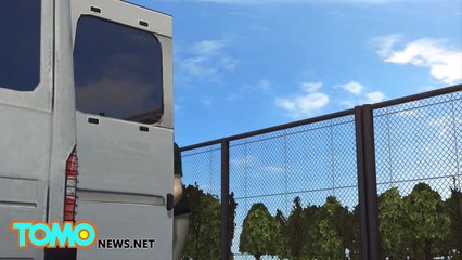 جراء صغيرة يقوم حارس المدرسة برميهم بوحشية من على سياج المدرسة