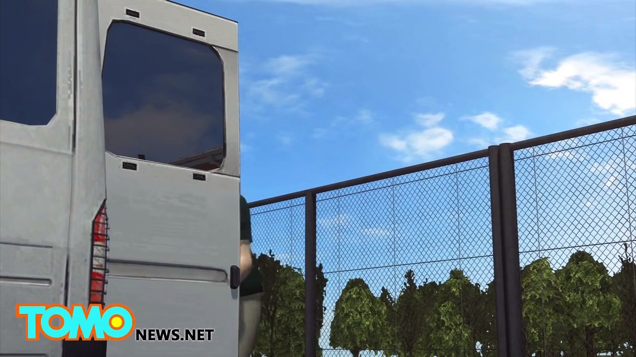 جراء صغيرة يقوم حارس المدرسة برميهم بوحشية من على سياج المدرسة