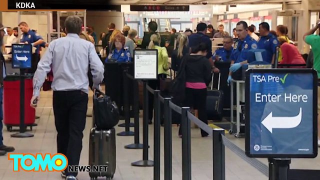 موظفة أمنية تقوم بتجاوز حدودها من خلال وضع يدها على يدها على أماكن الشباب الحساسة