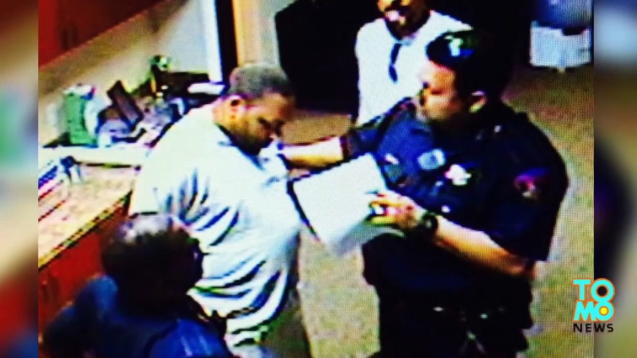 لص أحمق يقبض عليه متلبساً وهو يسرق من عدة متاجر