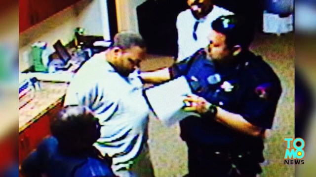 لص أحمق يقبض عليه متلبساً وهو يسرق من عدة متاجر