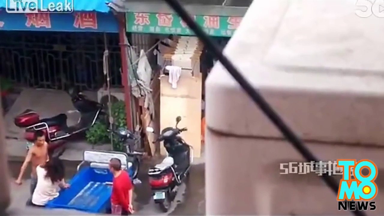 رجل يضرب زوجته فيتلقى العقاب المناسب من الناس