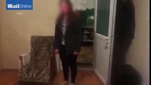 Hombre golpea fuertemente a su hija por usar pintura de labios