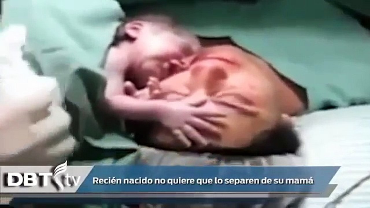 Bebé recién nacido no permite que lo separen de su madre