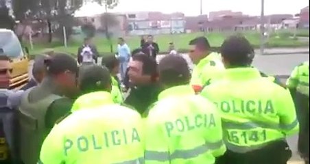 Policía Nacional colombiana al servicio de la multinacional Coca-Cola.