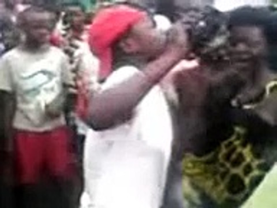 des voleurs brulés et mangés vif à goma par la population