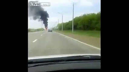 Cámara capta potente explosión de camión en autopista