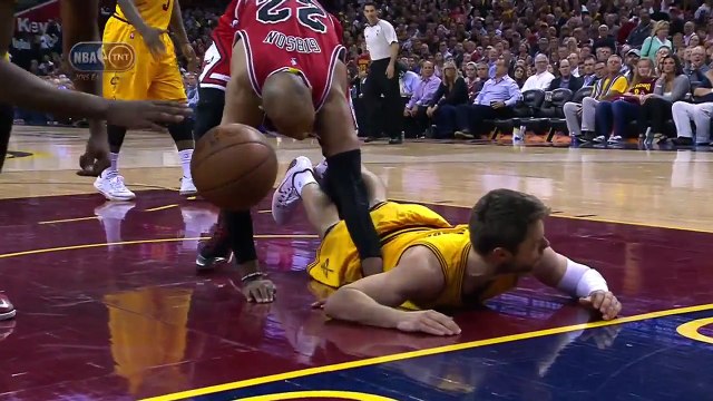 l’éjection de Taj Gibson