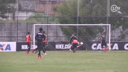 Companheiros tentam, mas quem marca novamente no Timão é Guerrero