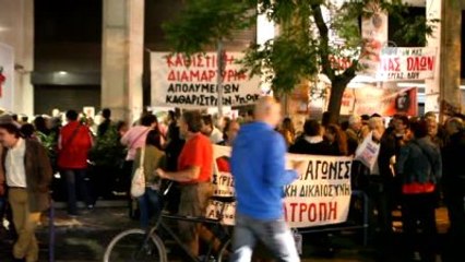 Yeniden İşe Alınan Temizlik İşçisi Kadınlardan Sevinç Gösterisi