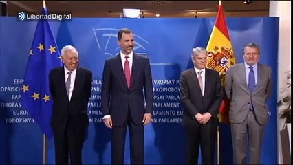 Líder do Podemos quebra protocolo para dar prenda ao rei